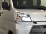 LEDヘッドライトです。デザイン性がよくとても明るいので、夜間の走行や悪天候でも安心です。しかも長寿命!