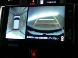 【パノラミックビュー】・・・車両の前後左右に搭載した4つのカメラにより、クルマを真上から見ているような映像を表示。運転席から確認しにくい車両周囲の状況を把握できます。