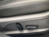 運転席は高級感あるパワーシート!女性の方でもスイッチひとつで簡単に調節できます!
