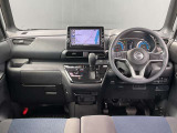 運転席周りになります。内装色はブラックです。