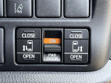 両側電動スライドドアのスイッチ付です。車内からもスイッチひとつで楽にドアの開閉が可能です。電動なので開閉時に力を使う必要がなく、半ドアになることもありません!