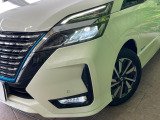 【LEDヘッドライト】悪天候や夜間走行時も良好な視界を確保し安心して運転できる高輝度LEDヘッドライトを装備!点灯速度が早く、消費電力も抑えられています。