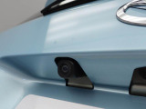 後退時に車両の後ろ側をモニター画面に表示します。車庫入れなどでバックする際に後方確認ができて便利です。車庫入れが苦手な人もこれで安心。