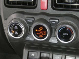 【オートエアコン】車内温度を感知して自動で温度調整をしてくれるのでいつでも快適な車内空間を創り上げます!どの席に座っても快適なドライブが楽しめます♪