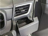 便利なカップホルダーを装備しています。 缶ジュースを開けて運転していると振動で倒れないかヒヤヒヤ、意外と置き場に困るもの。 意外に重要な装備ですね。