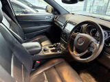 ステアリングを握ればJeepワールドが目の前に広がります。
