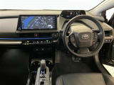 運転席周りのレイアウトをご覧ください。ナビゲーションが綺麗に装着されすっきり収まってますね!