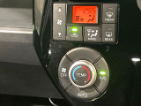 【オートエアコン】一度お好みの温度に設定すれば、車内の温度を検知し風量や温度を自動で調整。暑い&hellip;寒い&hellip;と何度もスイッチ操作をする必要はありません。快適な車内空間には必須の機能ですね♪