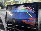 【バックカメラ】運転席から画面上で安全確認ができます。駐車が苦手な方にもオススメな便利機能です。