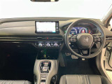 運転席周りのレイアウトをご覧ください。ナビゲーションが綺麗に装着されすっきり収まってますね!