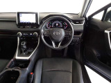 革巻きステアリングで快適な操作性の運転席です。
