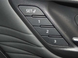 運転席のパワーシートは3名様分までメモリー機能付きです。