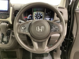 ハンドルにHondaセンシング系のクルーズコントロールやレーンキープアシストなどのスイッチと、オーディオの操作スイッチが装備されています。ハンドルから手を離さず安全に操作できます。