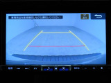 リヤビューカメラには、ハンドル操作に連動したガイドラインを表示。後退時の進路が把握しやすく、駐車や車庫入れを安心して行えます。