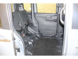 HONDA独自の機構!リアシートはチップアップ(跳ね上げ)することにより背の高い荷物も楽々積み込みすることが可能!!より空間を有効にするためにも大変便利なシートアレンジになります!!