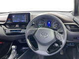 運転席まわりです。 各操作スイッチは使いやすい位置に配置されてます。