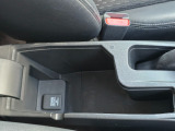 深さがあり手荷物をすっきりと収容できるボックスです。内部には12Vの電源ソケットも親切に完備しています。