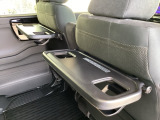 前席背面には格納式テーブルが付いており、休憩時のちょっとした小物置きに使えて便利です。