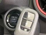 【Hondaスマートキー】カバンやポケットに入れたままでもドアの施錠・解錠が可能なスマートキーを装備。エンジンのオン・オフ時もカギを取り出す必要が無いからとっても便利です♪