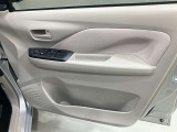 【運転席ドア】ボトルホルダーや収納ポケットが付いているので運転席周りもスッキリ保てます★