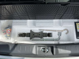 パンク修理剤とエアーコンプレッサーと車載工具も完備!!