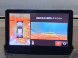 【360&deg;ビュー・モニター】前後左右4つのカメラ映像をさまざまな走行状況に応じて切り替えてセンターディスプレイに表示することで、駐車時や狭い道でのすれ違い時、見通しの悪い交差点進入時でも安心感を高めます。