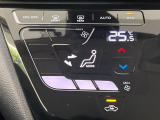 【オートエアコン】一度お好みの温度に設定すれば、車内の温度を検知し風量や温度を自動で調整。暑い&hellip;寒い&hellip;と何度もスイッチ操作をする必要はありません。快適な車内空間には必須の機能ですね♪