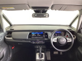 運転席は、大きな座面と包み込むような背もたれがドライバーの身体全体をしっかり支えます。上質なシート素材と座り心地のよいクッションを採用し、長時間の運転やコーナーの多い道も快適です