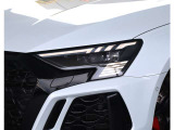 必要な場所を正確に照らすマトリクスLEDヘッドライトの機能と美しさ、LEDをストライプのように並べたウイング形状のデイタイムランニングライトは、美しく、昼間走行中の識別性を高めるAudiオリジナルのアイデアです