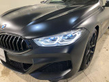 BMWレーザーライト:ハイビーム店頭時の照射距離を従来のロービームの約2倍に相当する最長600mまで可能にします。アクティブヘッドライトが含まれ、ブルーのデザインアクセントも装備されます。