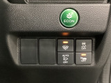 VSA装備車です。VSAはドライバーの操作と車の動きを見守っています。もし車の挙動が乱れたとき、4輪別々にブレーキをかけたり、エンジンパワーをしぼることによって車を安定させます。