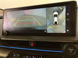 複数のカメラの映像をもとに、クルマを真上から見ているような映像をドライバーに提供し駐車をサポートする機能です。