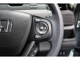 Hondaセンシングの機能のひとつ、アダプティブクルーズコントロール付!アクセルから足を離しても設定したスピードと前車との車間を保ち走行してくれます!車線維持もアシスト☆高速道路で疲労軽減ですね☆