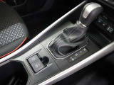 『電気式のパーキングブレーキ』になります。指一本で補助ブレーキのON.OFFが可能です。