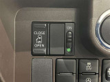運転席のスイッチで後席スライドドアの開閉が可能♪電動だから力を入れてドアを開ける必要が無く、小さなお子様でも簡単に開け閉めでき快適です♪