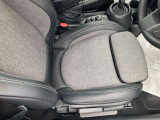 サポートのきいたスポーツシートですので、長時間の運転でも快適にお過ごしいただけます。