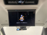後席モニター装備!お出かけ時の渋滞でもお子様や同乗者の方が退屈しません♪