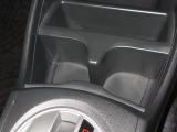 運転席と助手席の間にはドリンクホルダーがあります。取りやすい位置にありますからドライブも楽しくなりますね!