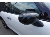 自動防眩機能を備えたルームミラー。ETC車載器を搭載しておりスタイリッシュかつ機能性を兼ね備えております。