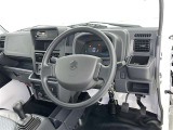 運転席まわりです。 各操作スイッチは使いやすい位置に配置されてます。