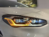 BMWの伝統の丸目4灯ヘッドライトでございます。LEDライトで視認性もよく明るく安全性の向上につながります。
