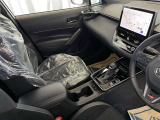 運転席と助手席の間のセンターコンソールにカップホルダー2つあります(^^♪