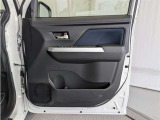 運転席ドア内張はご覧の通り。ドアポケットの収納もバッチリです