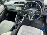 アダプティブタイプのオートクルーズです。車線中央付近を走行するようにステアリングを制御し、運転者のハンドル操作を支援します。