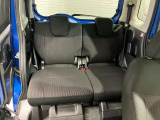 後席ロングスライド!運転席のママと後席のこどもを接近させたり、後席の膝まわりを広げて背高パパものびのび♪
