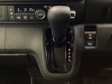 停車中にブレーキペダルを踏み続けなくてもブレーキ保持ができるオートマチックブレーキホールド機能もついております。