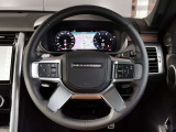 ムダのないインテリアデザインは運転席にお座りいただくと、上質なレザーシートがお客様を包み込みます。ステアリングも握りやすい設計になっておりますのでとっさのハンドル操作も可能です。