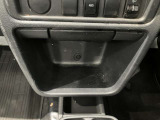 小物置きが前席中央にあり、便利に使えます☆