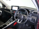 高いホールド性で運転姿勢が安定します。長距離ドライブでも疲れにくいのが魅力です。快適なドライビングライフをお送りください♪
