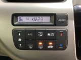 セレクトレバーの左側にオートエアコンがついてますので、お好みの温度をセットするだけで風の強さや風量を自動で調整します。スイッチも簡単操作で快適に過ごせます。